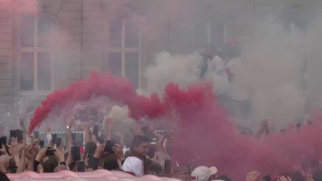 Der VfB Stuttgart zelebriert seinen Pokalsieg auf dem Schlossplatz. Zehntausende Fans sorgen für eine prächtige Kulisse.
