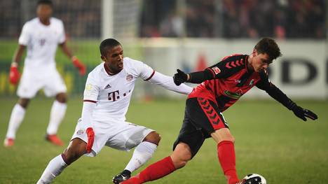 Freiburgs Pascal Stenzel (rechts) zog sich gegen Bayern eine schwere Verletzung zu