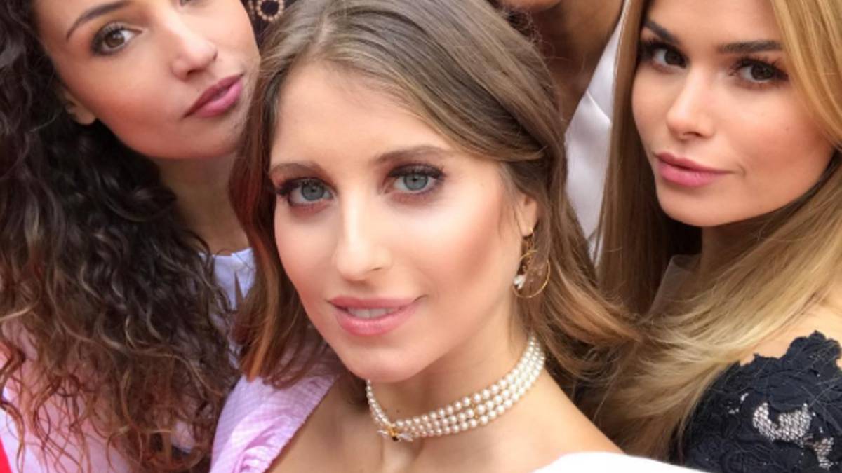 Cathy Hummels (M.) lässt sich im Friseursalon ihres Vertrauens für den nächsten Wiesn-Besuch stylen. Die Frau von Bayern-Star Mats war dieses Jahr schon mehrmals auf dem Oktoberfest