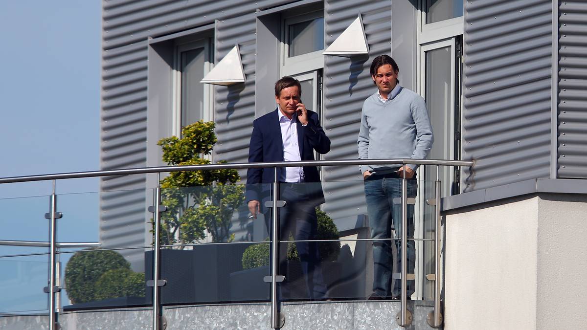 HORST HELDT: Eine andere Reaktion von Heldt wäre auch fast schon unangebracht gewesen, gilt der aktuelle Manager von Hannover 96 selbst als passionierter Raucher. Er zündet sich nicht nur auf dem Balkon des Vereinsgeländes, sondern auch gerne mal im Stadion eine Kippe an