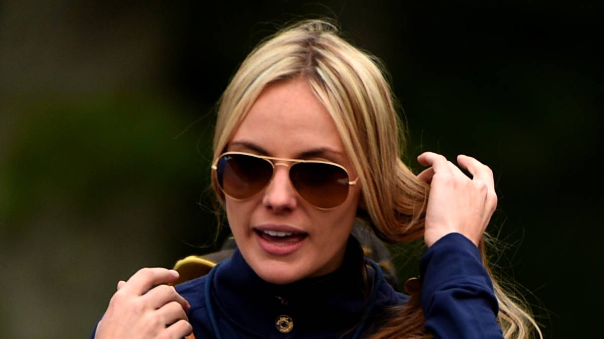 Stoll arbeitet für die PGA-Tour. Beim Ryder Cup 2012 bewahrt sie McIlroy sogar vor der Disqualifikation. Weil der Nordire zu spät dran ist, droht er den Start seines Einzelmatches zu verpassen. Stoll besorgt eine Polizeieskorte und bringt ihn rechtzeitig zum ersten Abschlag