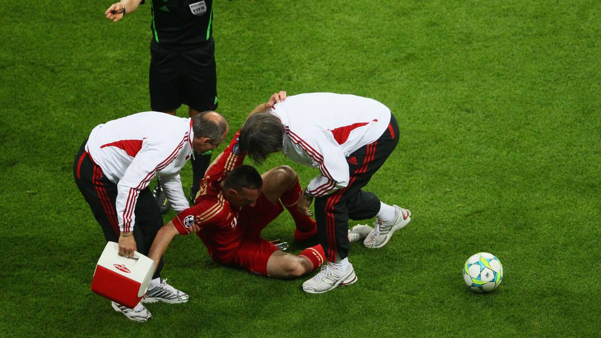 Auch dort bleibt es dramatisch. Ribery geht im Strafraum zu Boden, es gibt Elfmeter. Der Übeltäter: Drogba. Arjen Robben tritt an und verschießt. Auch hier hat Drogba seinen Anteil