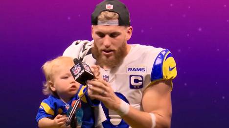 Cooper Kupp fing im Superbowl den entscheidenden Touchdown und gewann dadurch mit den LA Rams den Titel. Bei der Pressekonferenz nach dem Spiel stiehlt ihm sein Sohn die Show.