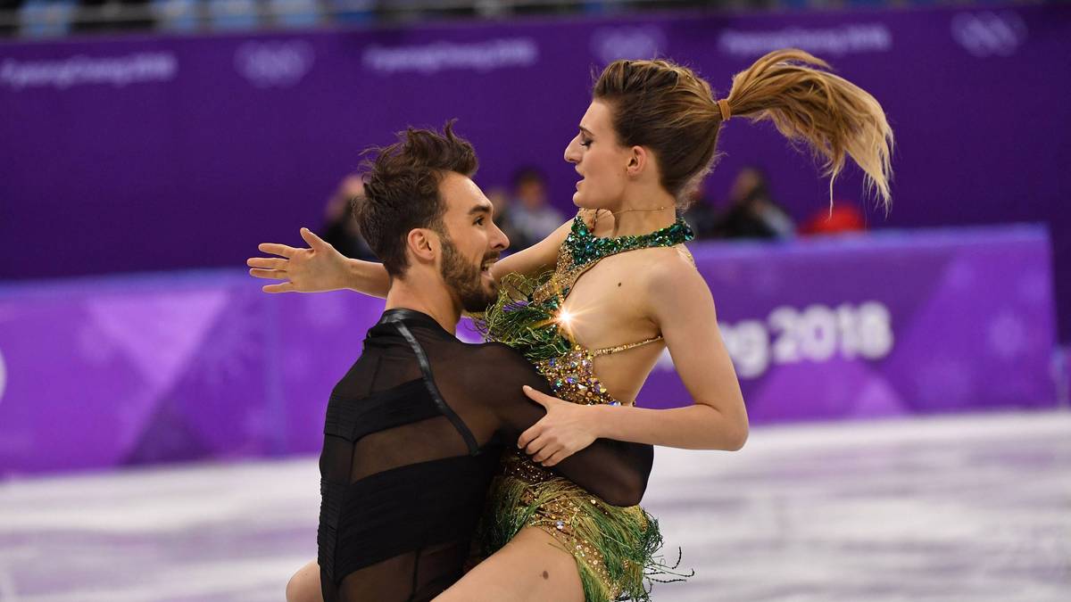 Trotzdem lässt es sich nicht verhindern, dass Madame Papadakis mehr zeigt, als ihr lieb ist -  ausgerechnet auf großen Olympiabühne gibt es den Busen-Blitzer