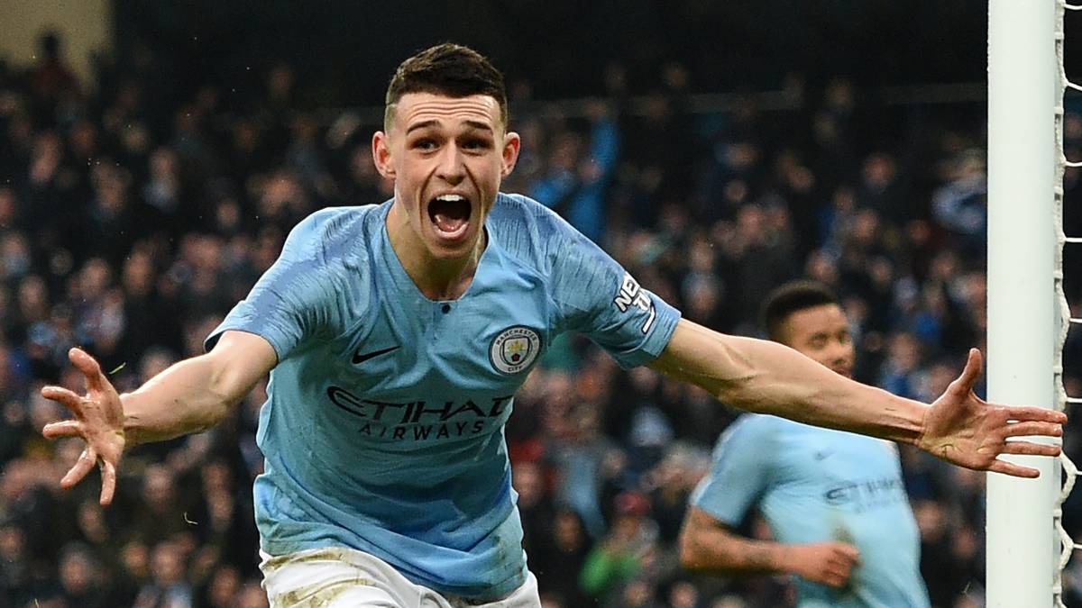 PHIL FODEN: Inspiriert von Sanchos Entwicklung soll Dortmund ein Auge auf Phil Foden geworfen haben. Doch auch sein jetziger Trainer bei Manchester City weiß um die Qualitäten des U17-Weltmeisters von 2017. "Er wird noch viele, viele Jahre bei uns bleiben", sagte Pep Guardiola über den 18-Jährigen, nachdem dieser vor Kurzem im FA Cup sein Tor-Debüt für die Citizens gefeiert hatte