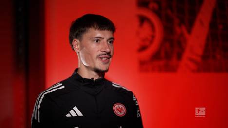 Zum Bundesliga Re-Start ist Eintracht Frankfurt Kapitän Robin Koch zu Gast im Interview. Der Nationalspieler spricht über seine Rolle bei der Eintracht, den Fußball den Fußball in Frankfurt und den Wunsch auf eine WM-Nominierung.
