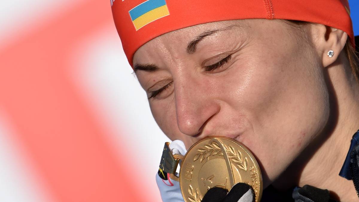 Vor Preuß ist im Massenstart nur Valj Semerenko. Die Ukrainerin drückt ihrer Goldmedaille einen dicken Schmatzer auf