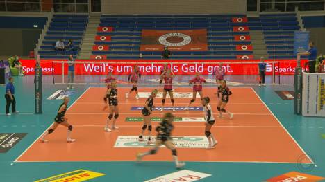 Zum Saisonauftakt verlor der Dresdner SC gegen Wiesbaden glatt mit 0:3. Und auch die erhoffte Revanche wird für die Gastgeberinnen zum Drahtseilakt - und bietet einige kuriose Szenen.