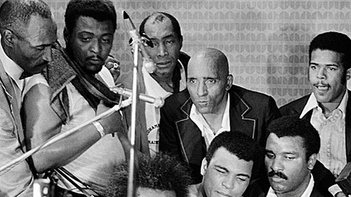 Das Ende des Kampfes ist so monumental wie dessen Entstehungsgeschichte. Promoter Don King hat beiden Boxern je fünf Millionen Dollar garantiert. Finanzieren lässt er sich das von Mobutu Sese Seko, dem Diktator des damaligen Zaire (heute Demokratische Republik Kongo), dem das Spektakel als weltweite Werbung für sein Land höchst willkommen ist