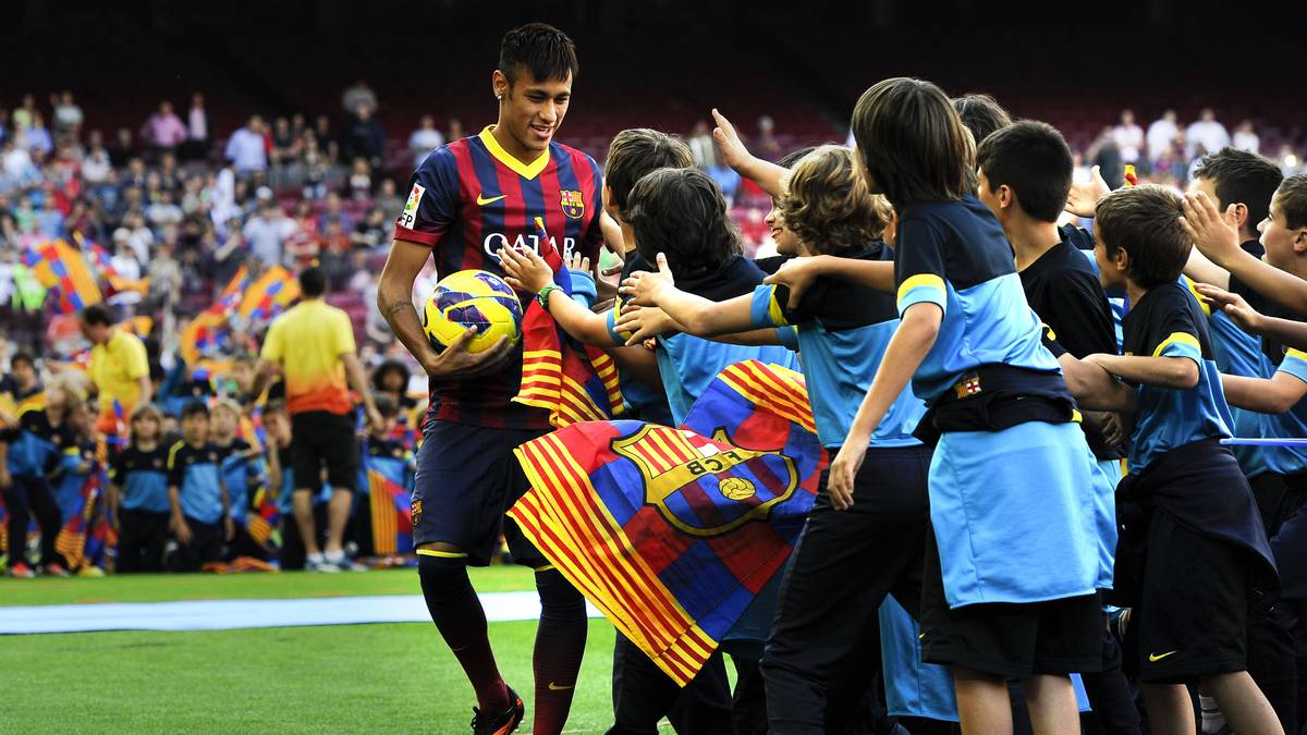 NEYMAR (Platz 3): Begleitet von einem unvorstellbaren Medienrummel wurde das größte brasilianische Versprechen seit Pele im Jahr 2013 im Camp Nou vorgestellt. Über die exakte Höhe der Ablöse, die die Katalanen für den damals 19-Jährigen an den FC Santos überwiesen haben, streiten sich weiterhin die Experten. Offiziell werden 88,2 Millionen Euro gelistet