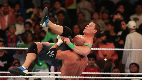 Die Wrestling-Liga WWE (im Ring: John Cena, o., und Triple H) schwimmt durch neue TV-Deals im Geld