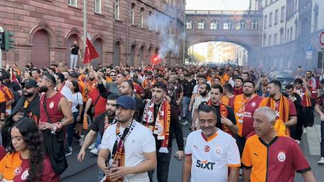 Vor dem Champions-League-Spiel von Eintracht Frankfurt gegen Galatasaray Istanbul sorgen die Fans des türkischen Rekordmeisters bei einem Fanmarsch für Ekstase in der Frankfurter Innenstadt.