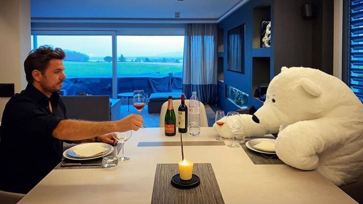 Tennis-Star Stan Wawrinka versucht die Zeit so gut es geht zu nutzen. Abends setzt er sich gerne mal mit einem Eisbär beim Dinner-Date zusammen
