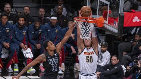 Aaron Gordon (R) of the Nuggets makes a basket against the mark of Nicolas Claxton of the Nets during an NBA, Basketball Herren, USA basketball game between the Brooklyn Nets and the Denver Nuggets, at the Barclays Center multipurpose sports hall in Brooklyn, New York, USA, 22 December 2023. Brooklyn Nets - Denver Nuggets !ACHTUNG: NUR REDAKTIONELLE NUTZUNG! PUBLICATIONxINxGERxSUIxAUTxONLY Copyright: xAngelxColmenaresx AME6073 20231223-55012572936_1