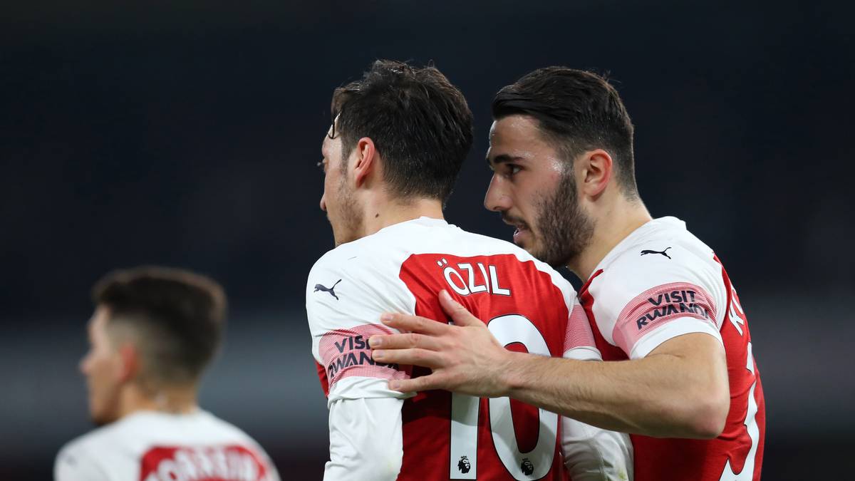 Mesut Özil und Sead Kolasinac wurden Opfer eines versuchten Raubüberfalls. Das Duo des FC Arsenal saß in Özils Geländewagen, als sich der Vorfall ereignete. Die Angreifer näherten sich auf einem Motorroller. Eine Überwachungskamera zeigte, wie sich Kolasinac den beiden Angreifern, von denen einer ein Messer trug, mit bloßen Händen entgegen stellte