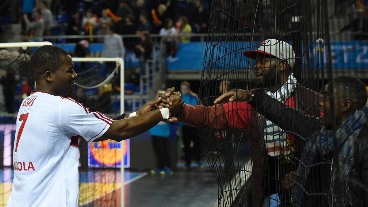 Etwas weniger zahlreich ist die Unterstützung aus Angola. Dafür wird dort Fannähe auch nach einer Niederlage noch gelebt.