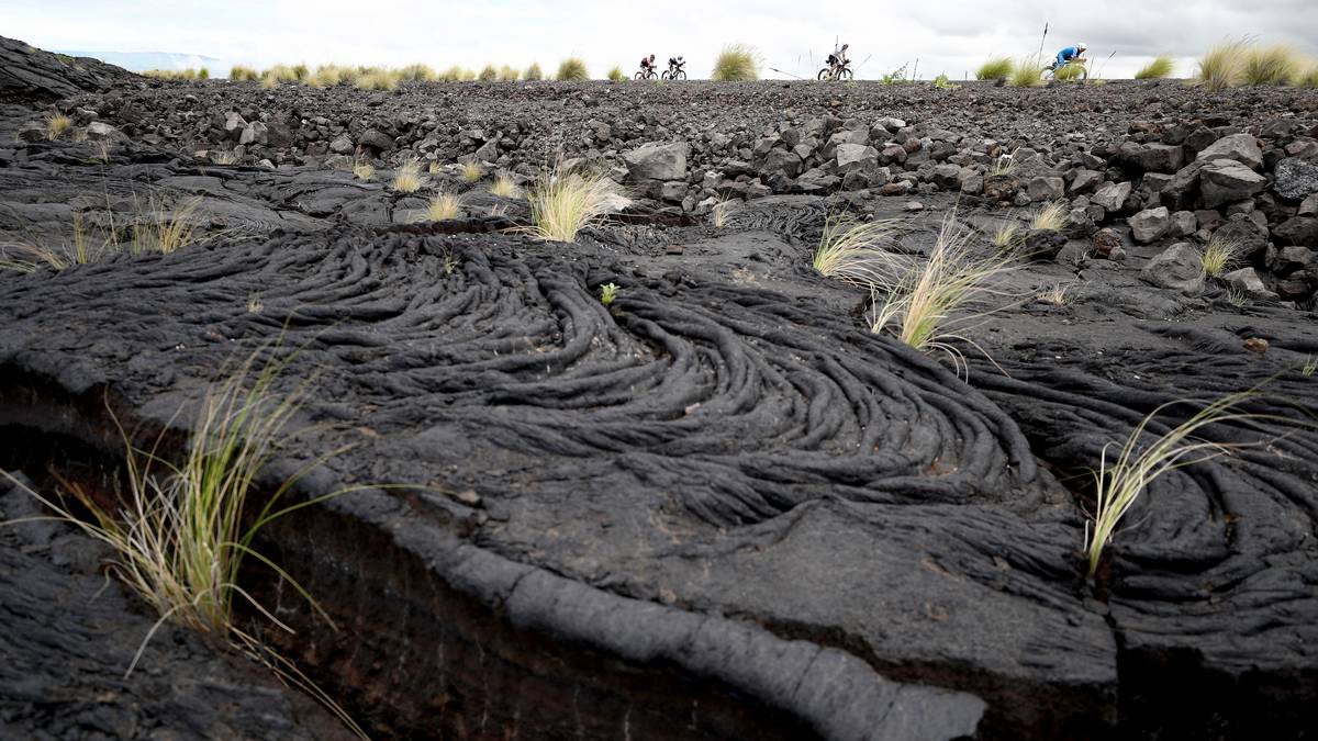Jeder normale Tourist würde bei der durch Lava-Felder führenden Radstrecke vermutlich ständig anhalten, um Fotos zu machen - die Athleten haben für die herrlichen Ausblicke jedoch keine Zeit