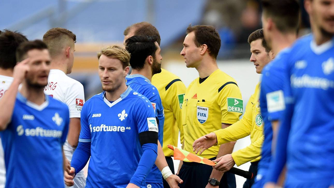 Spieler von Darmstadt beim Schiedsrichter