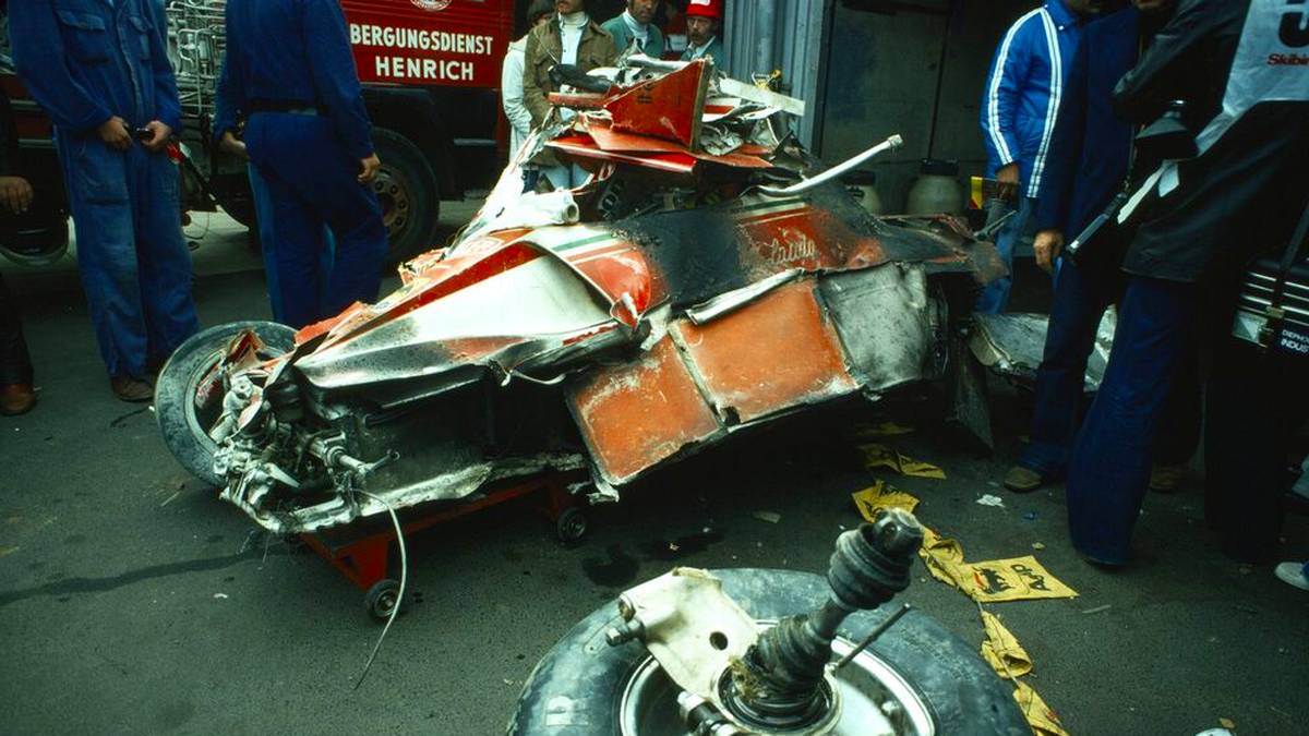 Die Reste des Autos, mit dem Niki Lauda auf dem Nürburgring schwer verunglückte