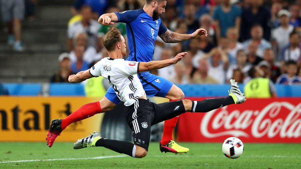 Benedikt Höwedes muss den durchgelaufenen Olivier Giroud stellen und kennt keine Gnade