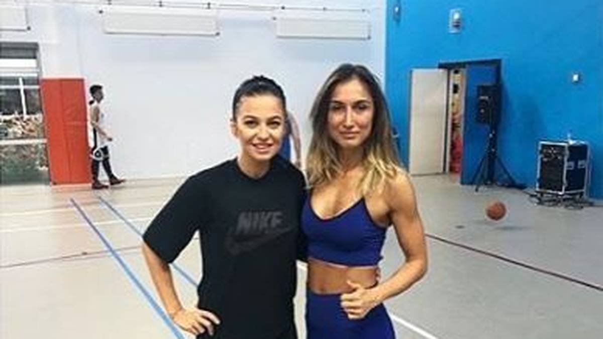 ist bei der werdenden Mama Anfang des fünften Monats kaum etwas zu sehen. Vor wenigen Tagen präsentierte sich Anna Lewandowska, die als Fitnesstrainerin und Ernährungsberaterin einen eigenen Blog betreibt, rank und schlank wie eh und je