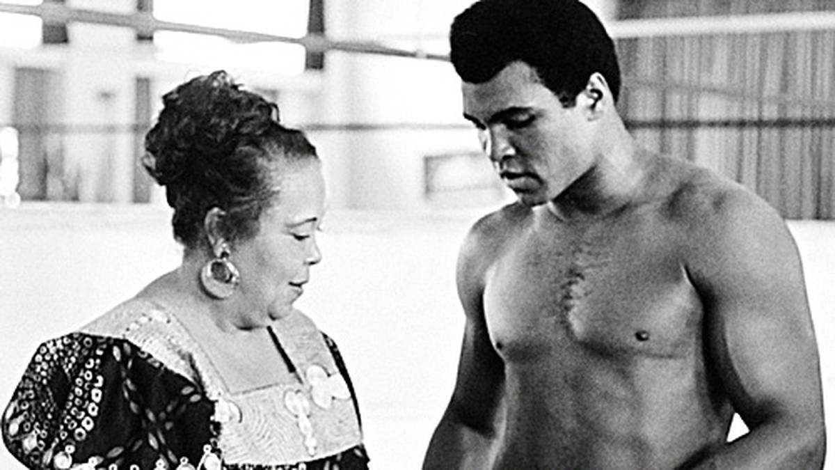 Der Kampf soll ursprünglich fünf Wochen früher stattfinden, doch dann erleidet der 25-jährige Foreman im Training einen tiefen Cut am Auge. Der Gong ertönt somit erst am 30. Oktober 1974 um vier Uhr morgens Ortszeit, Prime Time am 29. Oktober in den USA. Alis Mutter Odetta Lee Clay bleibt während der Wartezeit bei ihrem Sohn   