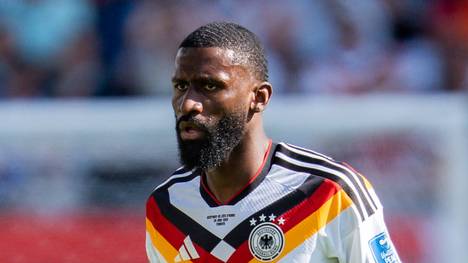 Nach der verletzungsbedingten Auswechslung von Nico Schlotterbeck im WM-Spiel gegen die Elfenbeinküste wird im Magenta "Breakfast Club" über die möglichen Folgen und einen möglichen Ausfall des Verteidigers diskutiert.