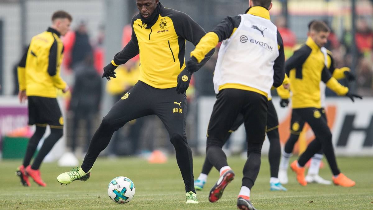 Bolt hat mit seinen langen Beinen Probleme, den Ball sauber weiterzuleiten 