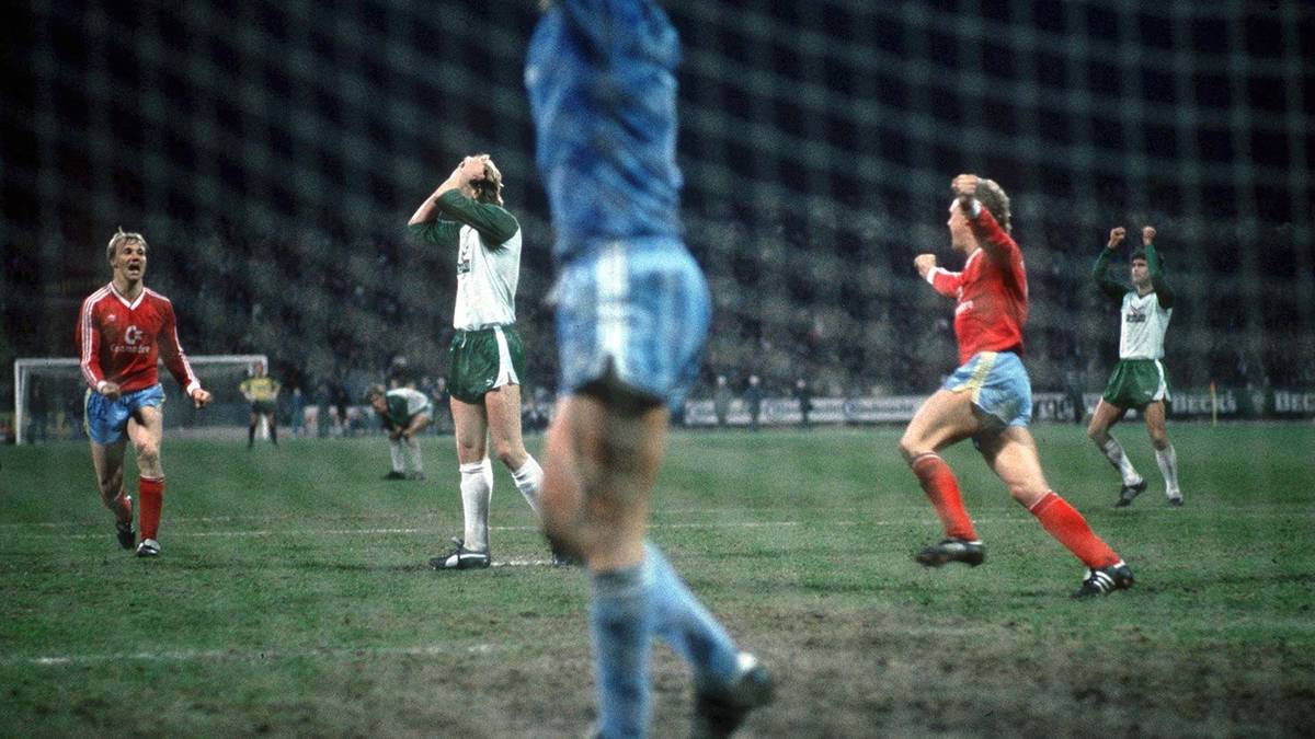 Michael Kutzop - sonst ein sicherer Schütze - setzte für Werder dabei auch noch in der Schlussminute einen Elfer an den Pfosten. Am letzten Spieltag siegte der FCB 6:0 gegen Gladbach, Bremen verlor 1:2 in Stuttgart - und damit auch den Titel 