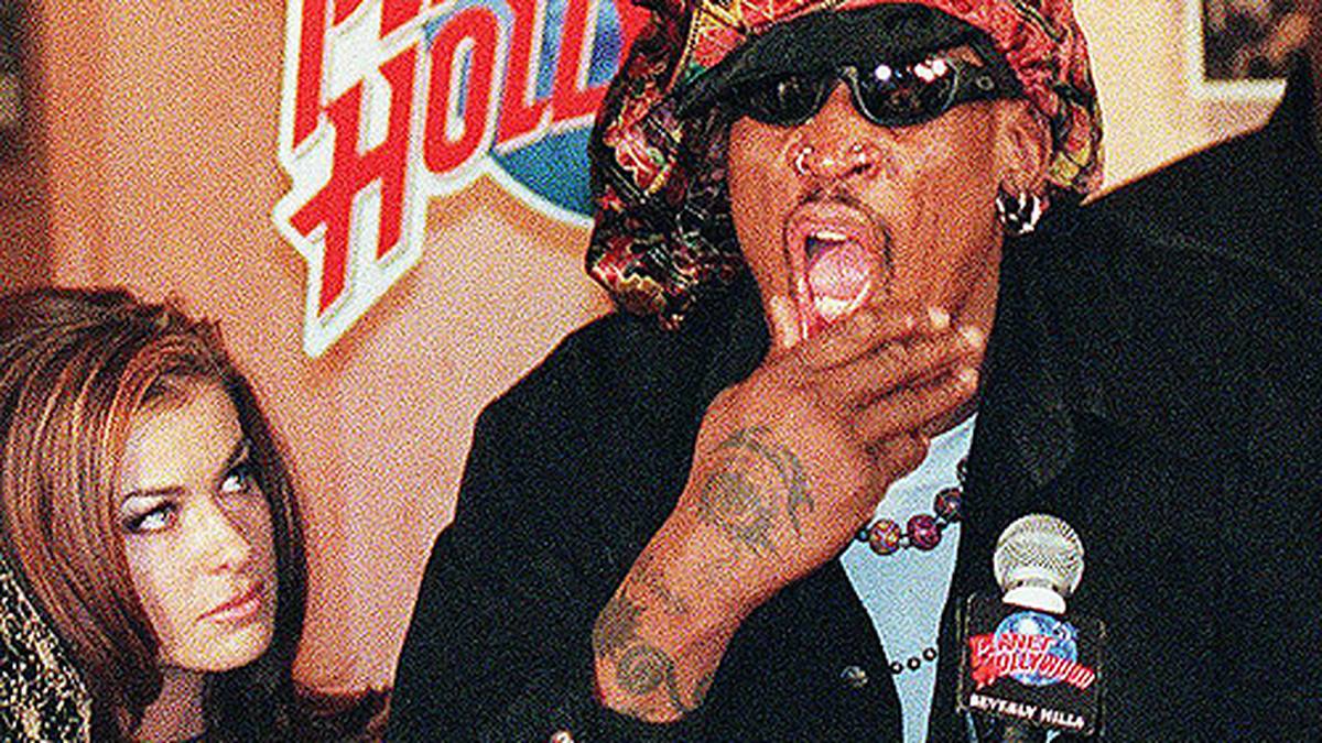 Im November des jahres 1998 überrascht Rodman durch eine Blitzheirat mit Carmen Electra. Doch der Baywatch-Darstellerin sind die Zweifel an der Ernsthaftigkeit des Basketball-Stars anzusehen. Nach nur zehn Tagen wird die Heirat für ungültig erklärt, da Rodman bei der Eheschließung unter Drogen steht