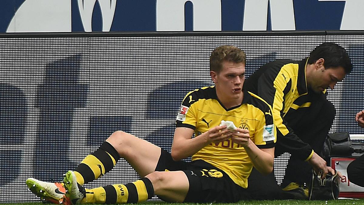 Dass es auch diesmal ein richtiges Derby war, ist am Gesicht von Matthias Ginter abzulesen: Er kassiert im Lauf der Partie die Ellbogen von Klaas-Jan Huntelaar und Younes Belhanda. Letzterer reißt ihm die Lippe auf. Er wird noch vor Ort getackert