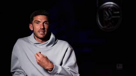 Der Aufstieg von Schalke ist auch ein Verdienst von Trainer Miron Mkuslić. Neuzugang Robin Gosens spricht über die Besonderheit seines neuen Trainers und wie er den Aufstieg letzte Saison verfolgte.