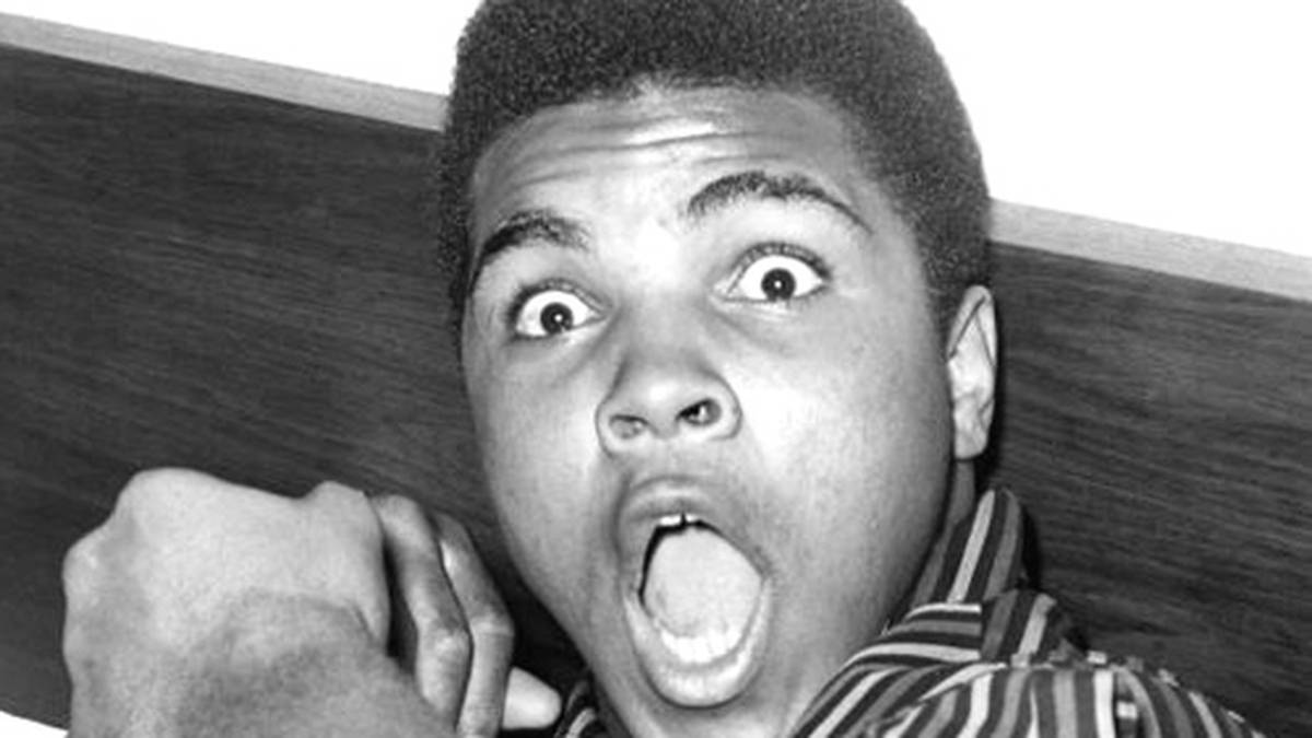 Beide Kämpfer verbringen mitsamt ihren Teams die gesamten fünf Wochen in Kinshasa. Ali rennt im täglichen Training wie ein Verrückter durch den roten Staub Afrikas, er lässt sich von Kuhhirten und spielenden Kindern feiern, hetzt sie auf, gibt sich volksnah, erobert die Herzen der Menschen im Sturm