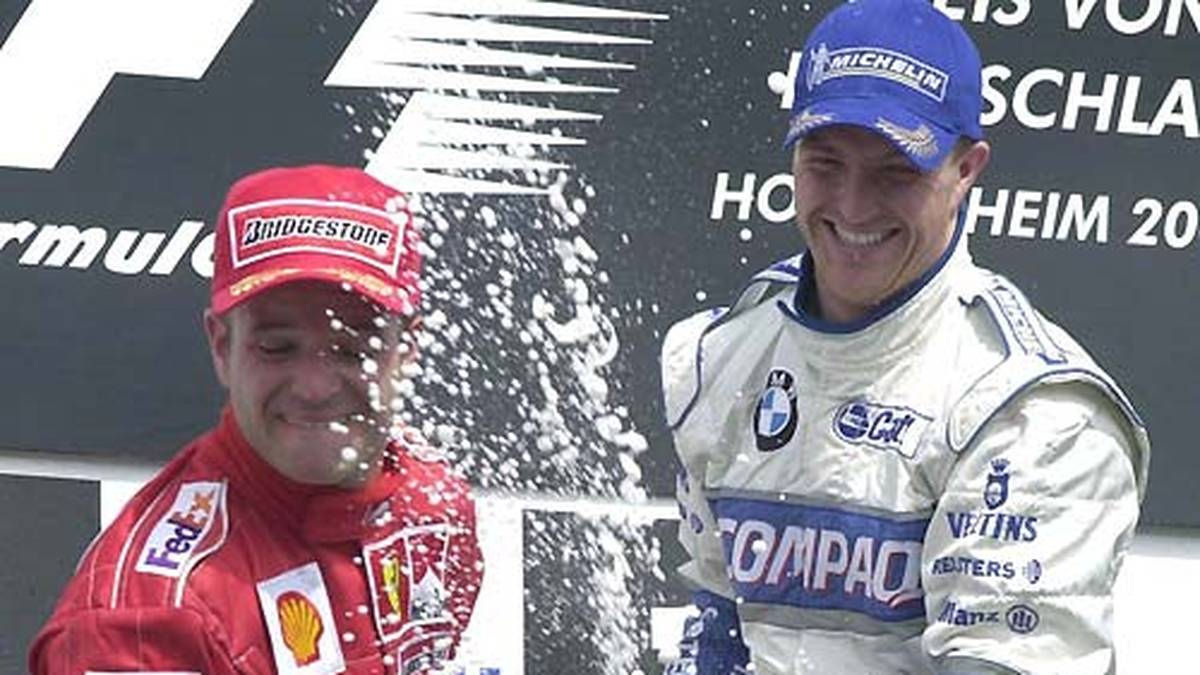 Prompt gelingt Ralf Schumacher 2001 beim Großen Preis von San Marino der erste Sieg. Den feiert er zusammen mit dem drittplatzierten Rubens Barrichello (l.) 