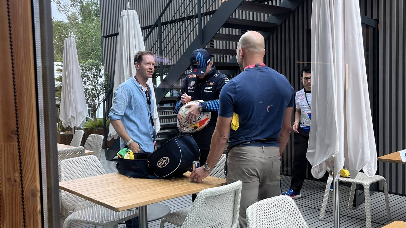 Sebastian Vettel (l.) holte sich ein Autogramm von Max Verstappen (Mitte)