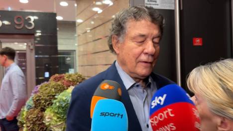 Überraschender Besuch bei der Doku-Premiere von Rudi Völler: Trainer-Legende Otto Rehhagel schaut vorbei und gibt sogar ein Interview. Dabei wird er von seiner Frau unterbrochen.