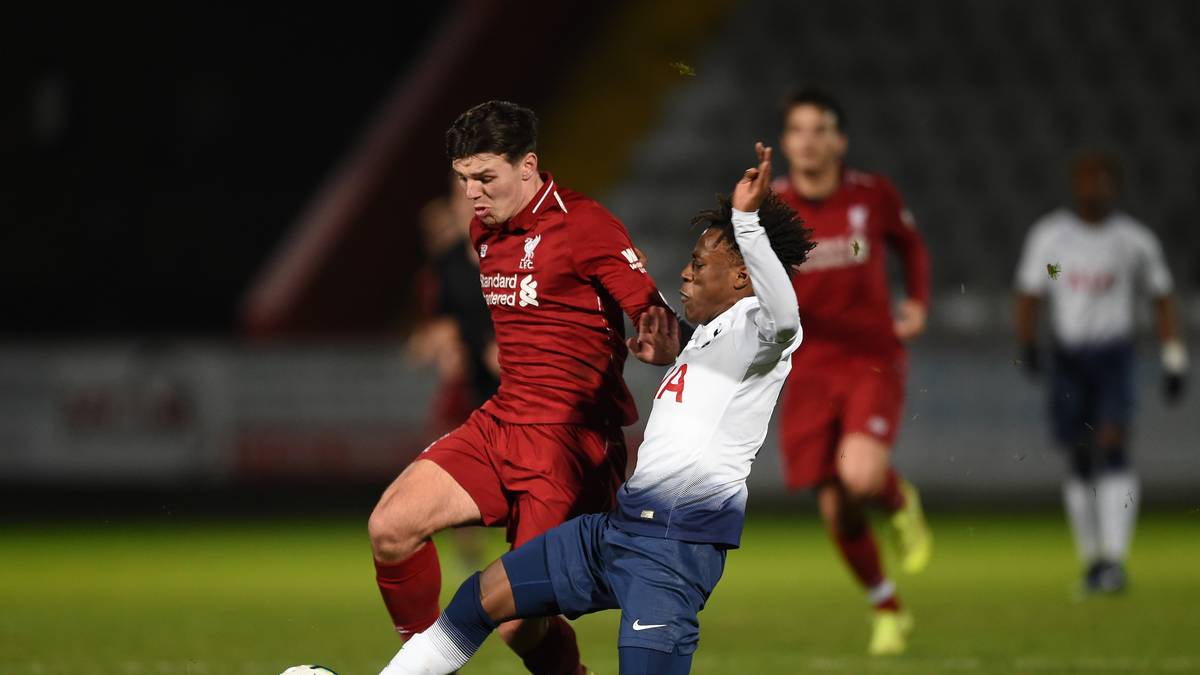 Dort schlägt er ein wie eine Bombe und erzielt in der abgelaufenen Saison 18 Tore in 20 Spielen der U18-Premier-League. Außerdem debütiert er für die englische U18-Auswahl. Zwischendurch steht er auch auf der Liste der Bayern und des BVB. Sein Marktwert bleibt bis jetzt unverändert