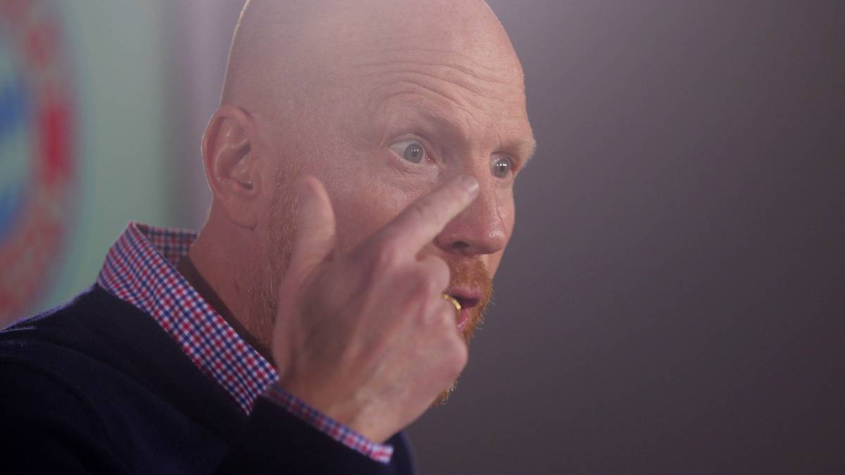 Karl-Heinz Rummenigge findet, dass Eichin dafür in die Schäm-Ecke muss. Matthias Sammer glaubt, dass Eichin wohl mal einen Puck abbekommen hat. Es knallt wie zu "besten" Zeiten