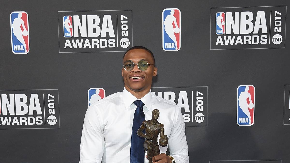 Auf der anschließenden Party peppt er seine klassische Kombi wenigstens noch mit einer extravaganten Brille auf