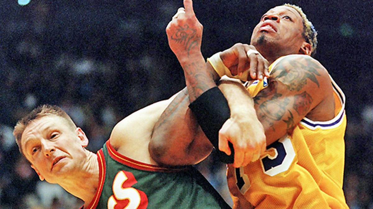 Nach seinem Ende bei den Bulls wechselt Rodman im Lockout-Jahr 1999 zu den Los Angeles Lakers. Auf dem Feld behält er seine knüppelharte Spielweise bei. Das bekommt auch Detlef Schrempf zu spüren
