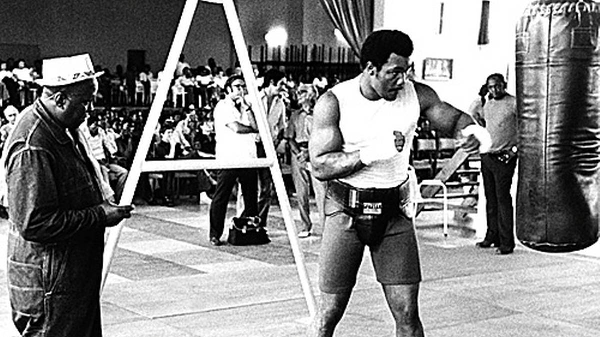 Foreman dagegen bleibt auf Distanz, erscheint mit einem deutschen Schäferhund an der Leine im feinen Zwirn zu Pressekonferenzen und lässt keinen Zweifel an seiner Überzeugung. "Werden Sie im Falle einer Niederlage weiterboxen?", traut sich einer zu fragen. Foremans Augenbrauen schnellen in die Höhe: "Wie bitte?" - "Wenn Sie gegen Ali verlieren, was machen Sie dann?" - "Schafft mir den Idioten aus den Augen"