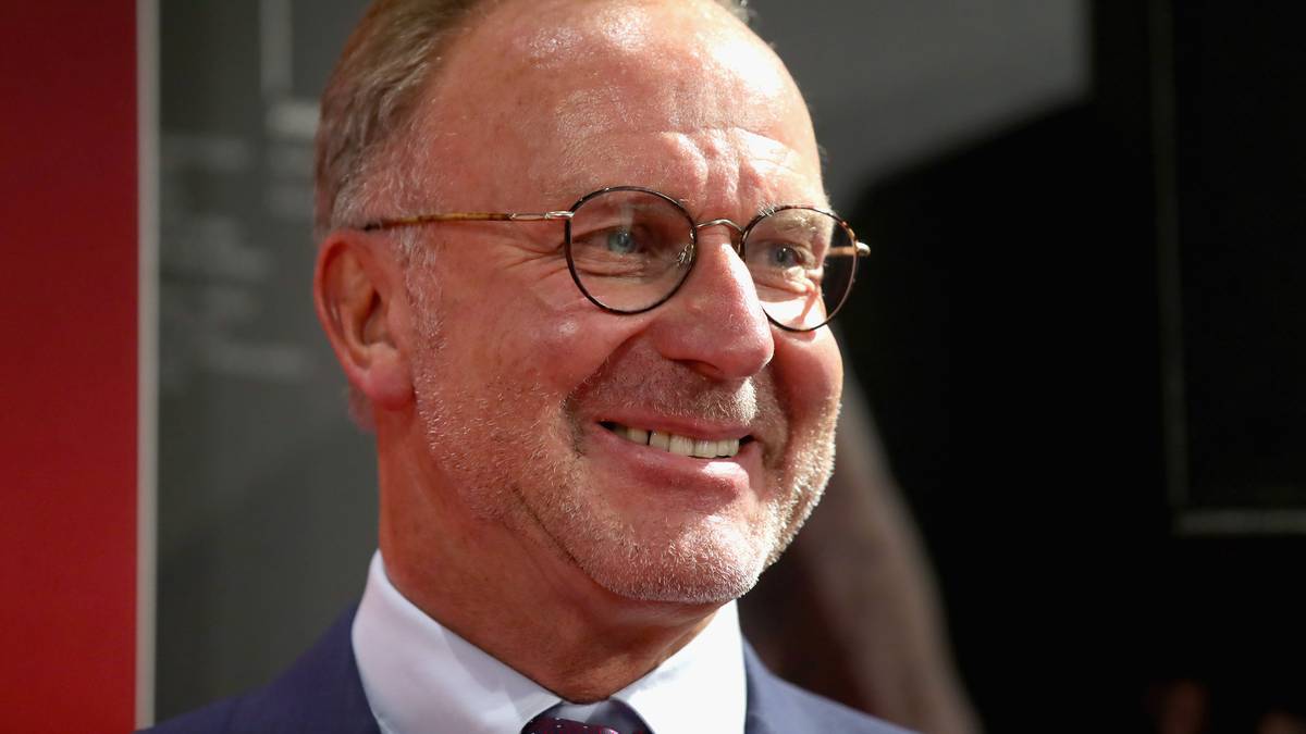 7. August: Den neuen Trainer lobt der Vorstandsvorsitzende Karl-Heinz Rummenigge bei "Nitro" für dessen Arbeit. "Niko hat eine spannende, gute Entwicklung hinter sich und wir sind überzeugt von ihm. Es fällt auf, dass er recht hart trainiert. Das Wichtigste ist, er hat unser vollstes Vertrauen und geht mit Feuereifer an den Job heran."