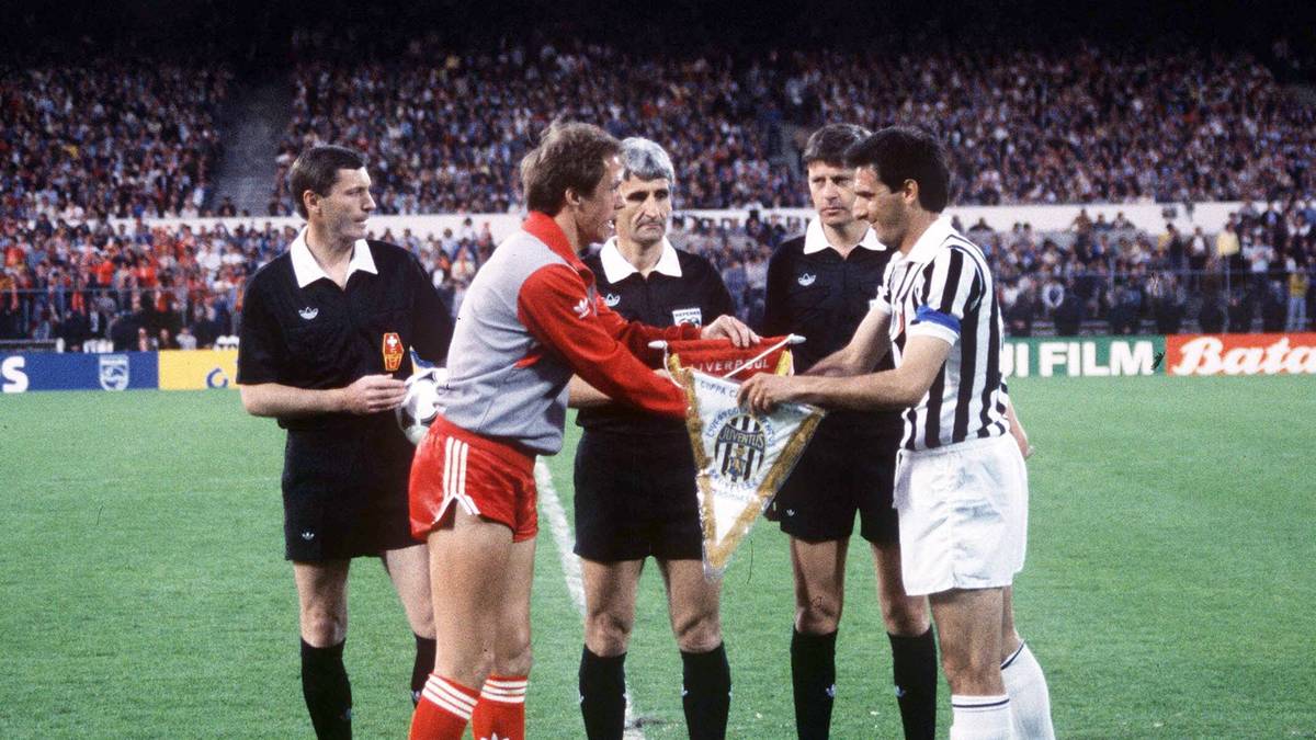 Trotz der Katastrophe wird das Spiel aus Sicherheitsgründen vom Offiziellen Andre Daina angepfiffen. Juventus gewinnt durch einen Elfmeter von Michel Platini 1:0. Keiner der Spieler kennt vor Beginn der Partie das ganze Ausmaß der Katastrophe. Einige TV-Sender verzichten auf eine Übertragung des Spiels