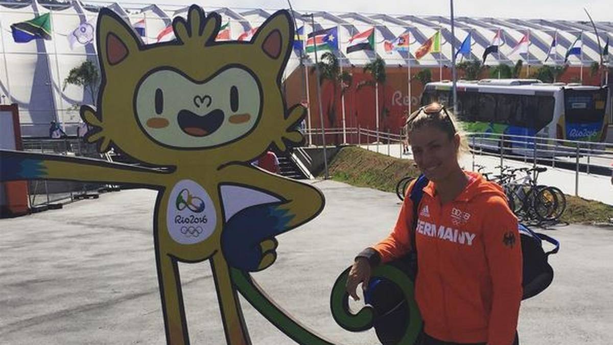 Eine große Gold-Hoffnung: Tennis-Spielerin Angelique Kerber. Sie freundet sich in Rio mit dem Olympia-Maskottchen an