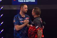 Im Viertelfinale des Darts World Grand Prix wird Titelträger Luke Humphries von Jonny Clayton gefordert. Trotz Problemen im Spiel, setzt sich der amtierende Weltmeister durch und steht im Halbfinale.