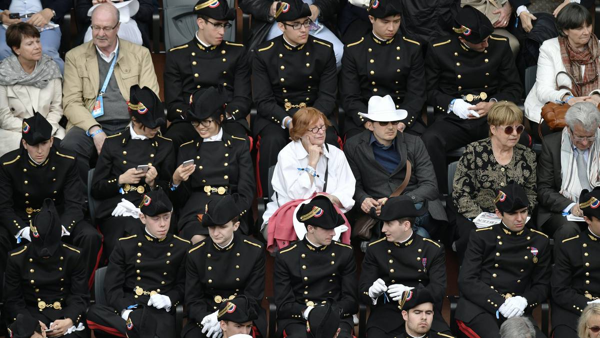 Einige Studenten der Ecole Polytechnique, eine der angesehensten Elitehochschulen Frankreichs, haben sich für ihren Besuch am dritten Tag der French Open etwas ganz besonderes einfallen lassen: Das Match von Novak Djokovic verfolgen sie stilecht in Uniform 