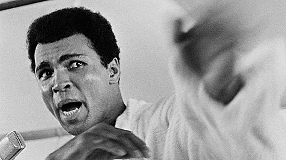 Derweil tobt Ali wie ein Straßen-Guerillero durch Kinshasa. "Er ist ein Dummbeutel, ein Blödmann, der Typ redet zu viel", brüllt er in Restaurants, an Straßenecken, im Gym Richtung Foreman. Immer wieder skandiert die Menge jenes berühmte "Boma ye" - ein geifernder Chor, der seinem Dirigenten bedingungslos folgt