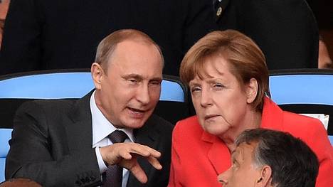 Angela Merkel saß beim WM-Finale 2014 neben Wladimir Putin