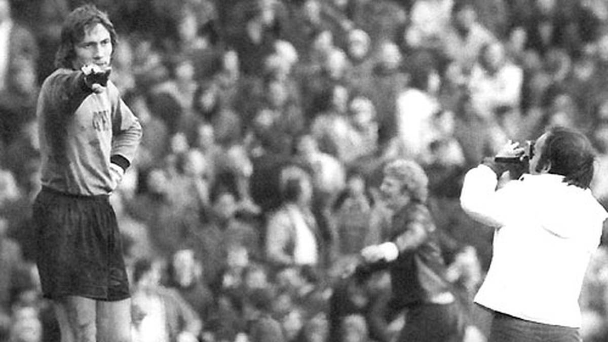 1:2. Auch Torwart Rudi Kargus kann die Pleite nicht verhindern. Zu der Zeit ist der HSV Tabellenführer der Bundesliga