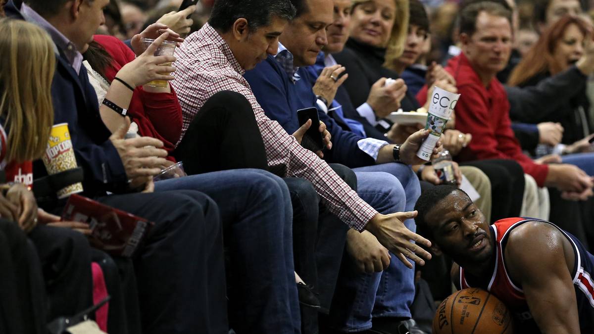 Für John Wall endet der Abend doppelt schmerzhaft. Zusätzlich zur Niederlage landet der All-Star auch noch unsanft im Publikum